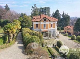 Villa in Vendita in Via Benvenuto Cellini a Varese