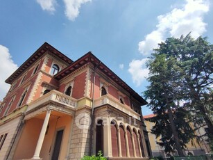 Villa in Vendita in Via Camillo Benso Conte di Cavour a Varese