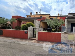 Villa in Vendita in Via Principe Amedeo 6 a Villafranca di Verona