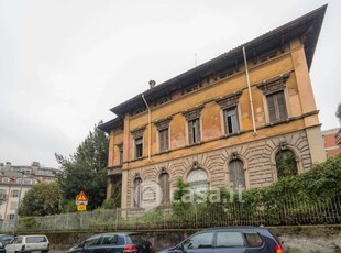 Villa in Vendita in Viale Albini a Bergamo