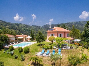 Villa tranquilla con piscina e giardino, a 1,5 km da Pescia