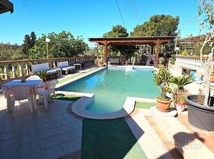 Villaggio delle Rose:Casa indipendente con piscina