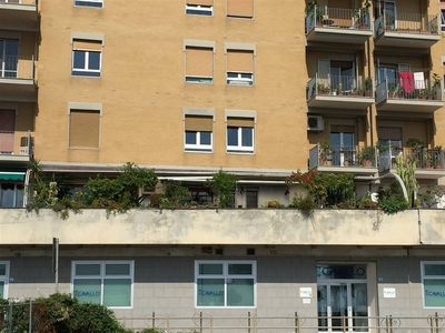 Appartamento in Via Generale Adalgiso Amendola in zona Centro a Salerno