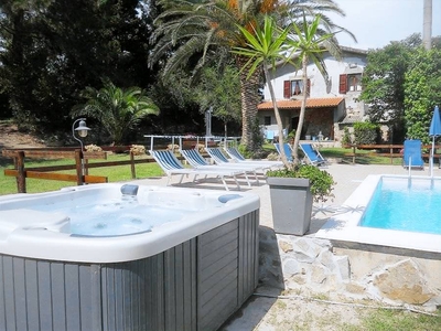 Casa a Riparbella con idromassaggio, piscina e barbecue