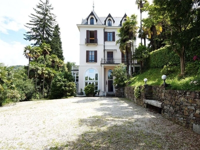 Prestigiosa villa di 800 mq in vendita, Luino, Italia
