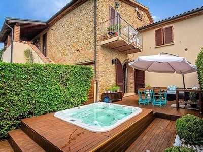 Casa di lusso di 120 mq in vendita Chianni, Italia