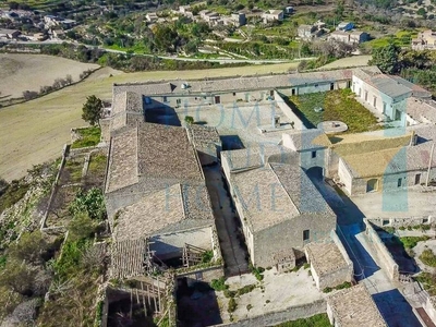 Palazzo di 4500 m² in vendita Ragusa, Sicilia