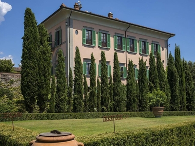 Prestigiosa Casa Indipendente di 2000 mq in affitto Arezzo, Toscana