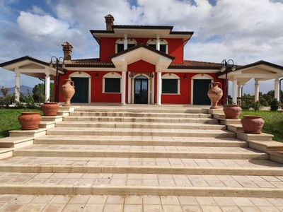 Villa in vendita Latina, Italia