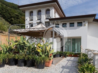 Villa di 440 mq in vendita Marina di Carrara, Toscana