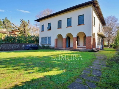Prestigiosa villa di 460 mq in vendita Viale Jacopo della Quercia, Lucca, Toscana