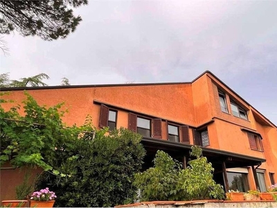 Villa di 500 mq in vendita Perugia, Umbria