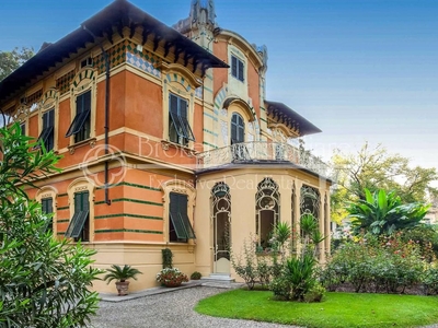 Prestigiosa villa di 900 mq in vendita, Viale delle Mura Urbane, Lucca, Toscana