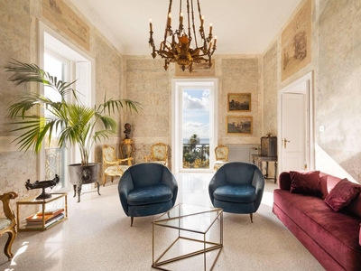 Appartamento di lusso di 300 m² in affitto Napoli, Campania