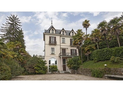 Villa di 799 mq in vendita Luino, Lombardia