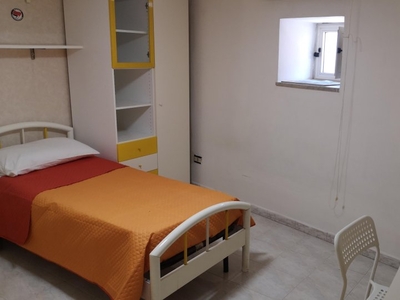 Stanze in affitto in un appartamento con 4 camere da letto a Napoli