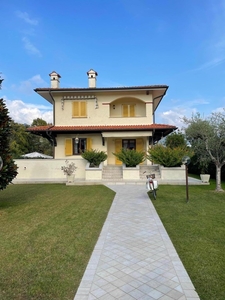 Villa con giardino a Forte dei Marmi