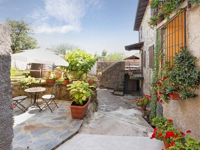 Casa vacanze 'Casa In Borgo' con vista sulle montagne, giardino in comune e balcone