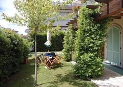 Casa indipendente con giardino a Montignoso