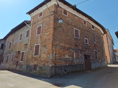 Mombaruzzo, nel paese degli amaretti caratteristica casa in centro, in parte già abitabile.