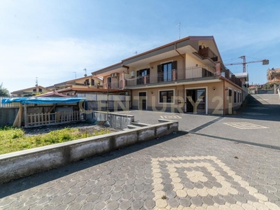 villa indipendente in vendita a Aci Sant'Antonio