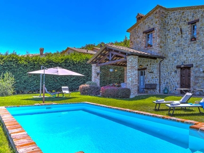 Casa a Montecchio con piscina privata