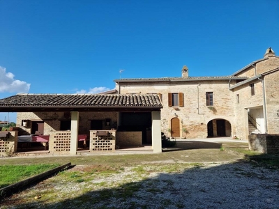 Rustico casale in vendita a Assisi Perugia Castelnuovo