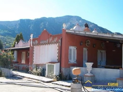 Vendesi casa indipendente sita in Lipari