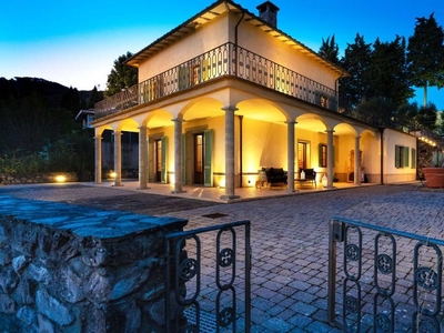 Casa a Pescia con giardino e terrazza