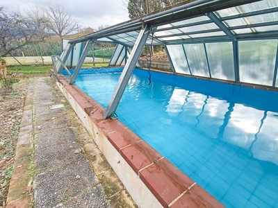 Bella casa a Esanatoglia con piscina privata