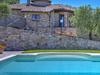 Casa a Montecastrilli con piscina e giardino
