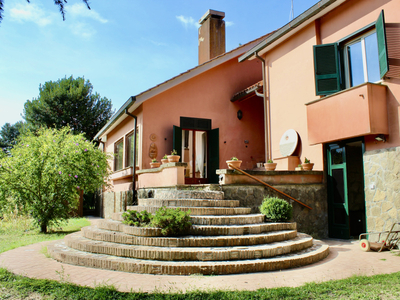 Casa in vendita in Oriolo Romano, Italia