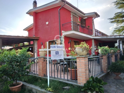 Casa in vendita in Soriano nel Cimino, Italia