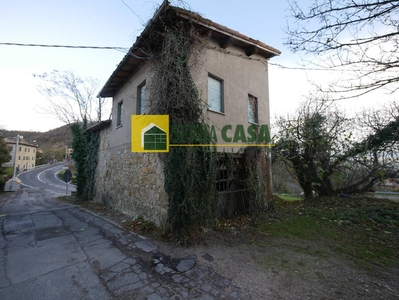 Casa indipendente a Serramazzoni, 6 locali, 250 m² in vendita