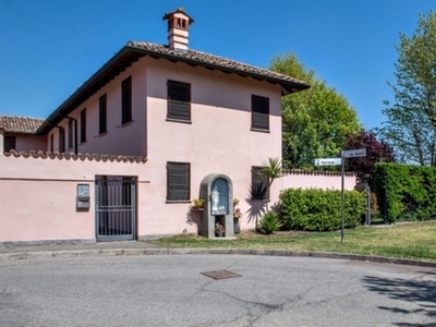 Casa semindipendente in Via Giuseppe Ferrara, Pavia, 30 locali, 470 m²