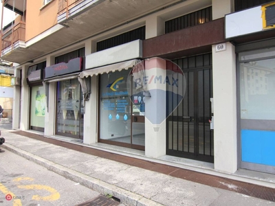 Negozio/Locale commerciale in Vendita in Viale Valganna 60 a Varese