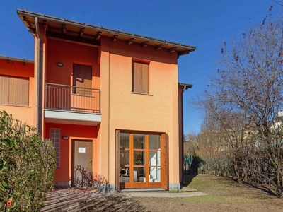 Villa in Vendita in Via Indipendenza 4 a Albiolo