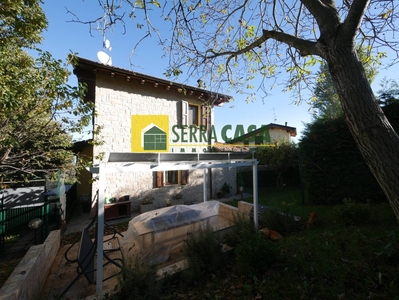 Villa singola a Serramazzoni, 5 locali, 2 bagni, giardino privato