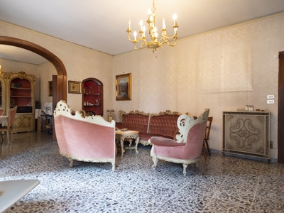 Appartamento in Vendita a Napoli, 470'000€, 165 m²