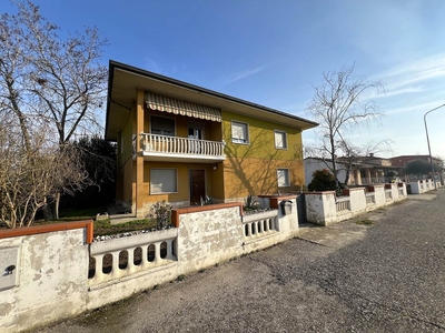 Casa singola in Via Puccini 3 in zona Barbassolo a Roncoferraro