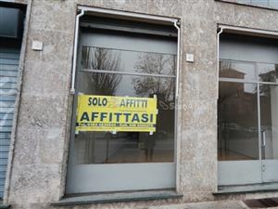 Fondo/negozio - 2 vetrine/luci a Centro, Pavia