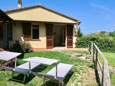Isa-Chalet Elena in Montescudaio, with air conditioning, on the ground floor with fenced garden