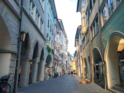 Negozio/Locale commerciale in Affitto in Via dei Portici a Bolzano