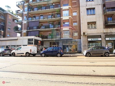Negozio/Locale commerciale in Affitto in Viale Carlo Espinasse 21 a Milano