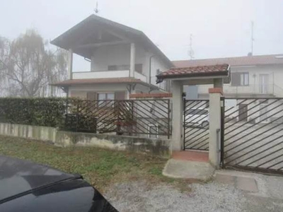 Villa in Via Cascina Brugheè 1 a Cornate D'Adda