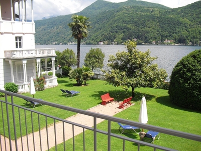 Appartamento vista lago con WiFi, parcheggio, piscina, giardino e balcone