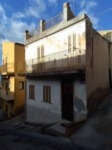 Casa singola in Via Vallone 63 a Assoro