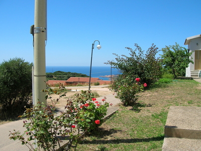 Spaziosa casa a Costa Rossa con parziale vista sul mare e terrazza