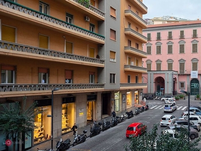 Appartamento in Vendita in Via Carducci a Napoli