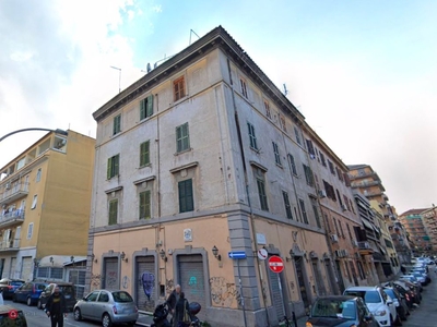 Casa indipendente in Vendita in Salita Pontecorvo 60 a Napoli